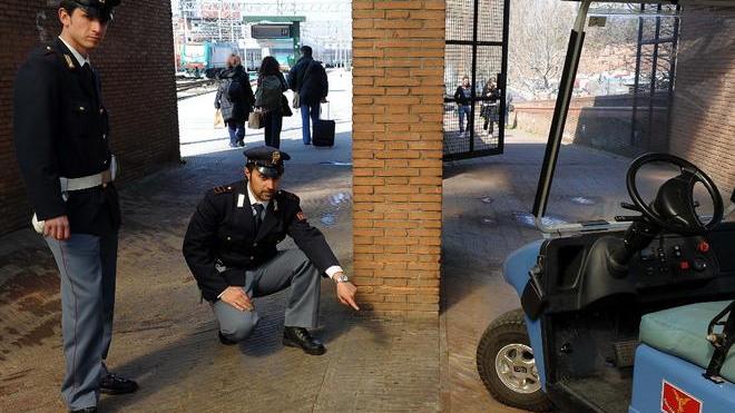 Minaccia di morte gli operai e rompe il braccio a un poliziotto