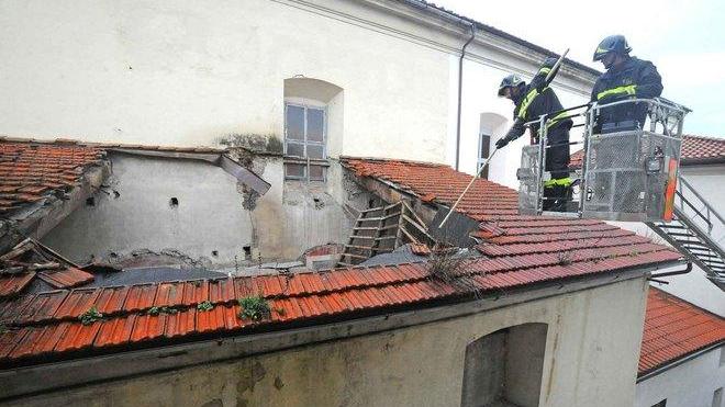 Crolla il tetto di un’antica chiesa