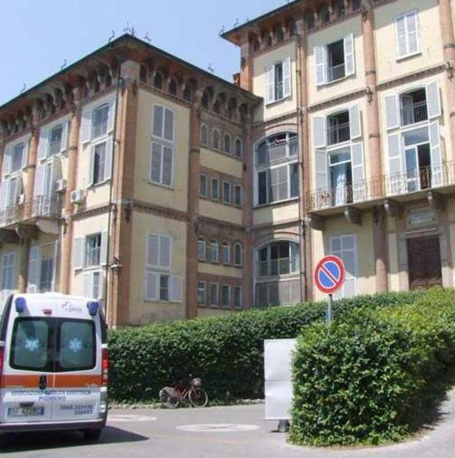 Pazienti ricoverati sopra i materassi stesi sul pavimento 
