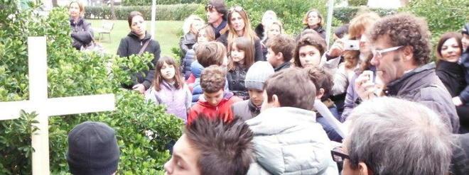 Tanti bambini alla Via Crucis