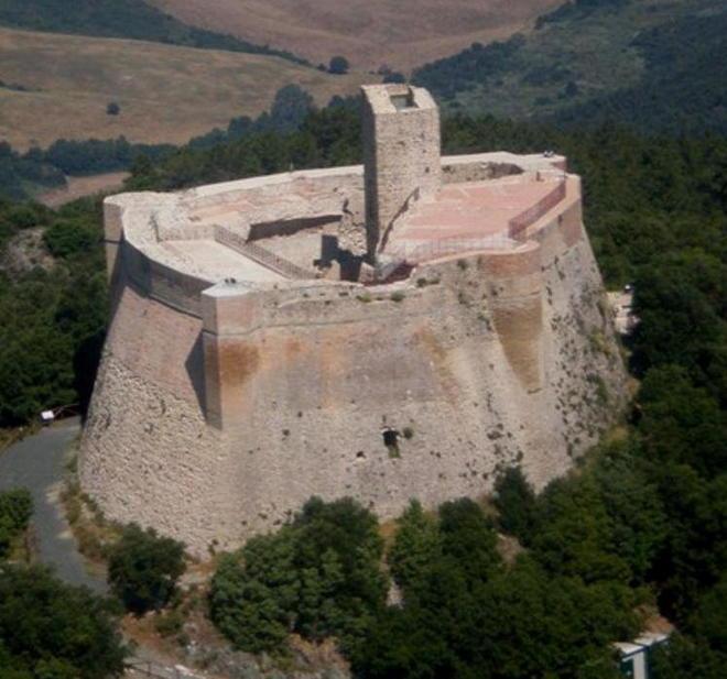 Turisti a caccia di monumenti nel lungo weekend di festa