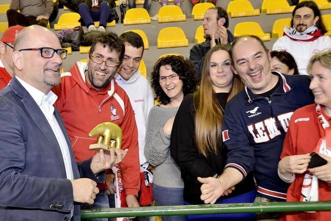 I tifosi consegnano il tapiro a Ricchini
