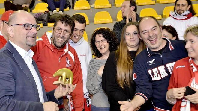 I tifosi consegnano il tapiro a Ricchini
