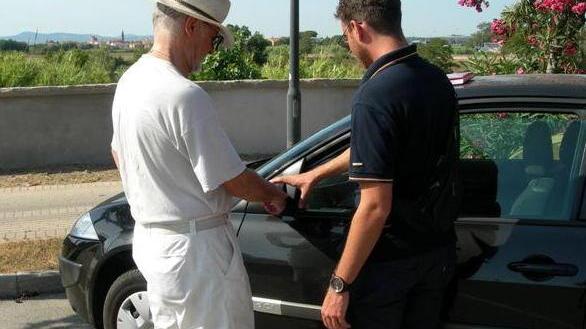 Simula incidente per spillare i soldi a un automobilista