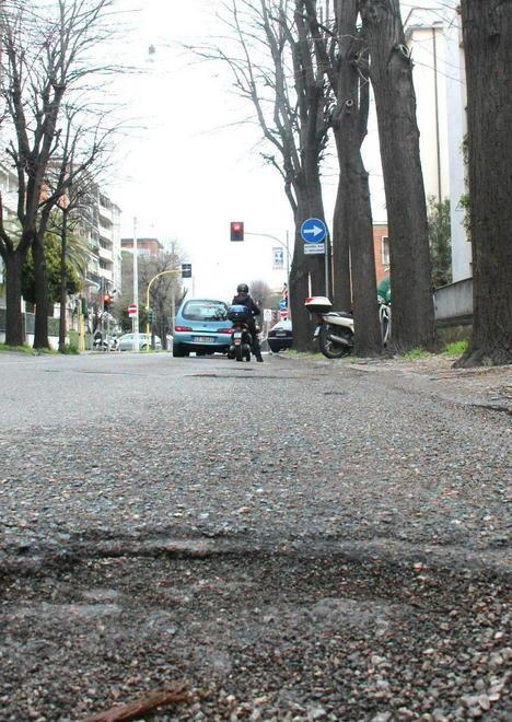 Sul viale Mameli spuntano tre crateri