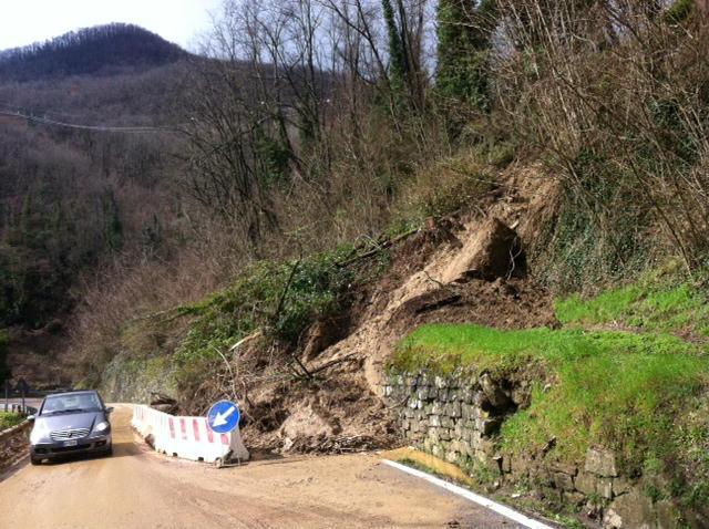 Riaperta la strada regionale 325 dopo le frane a Sasseta e San Quirico 