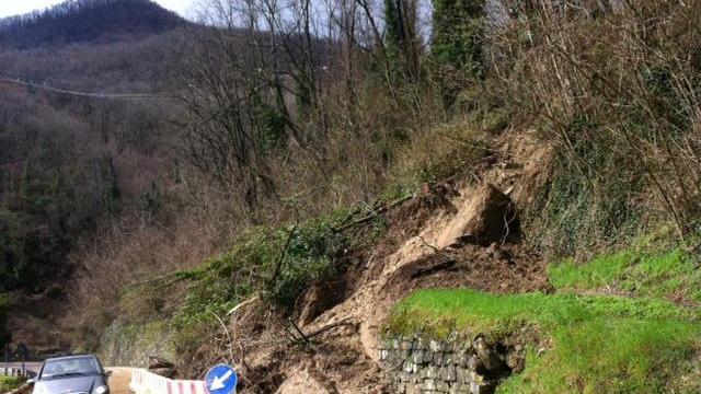 Riaperta la strada regionale 325 dopo le frane a Sasseta e San Quirico