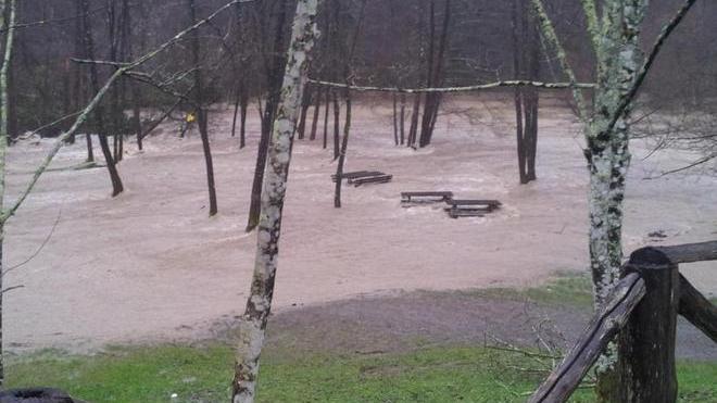 I tavoli da picnic sommersi dalle acque del Carigiola