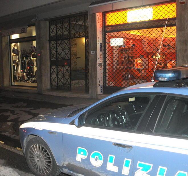 Col tombino sfonda la vetrina del bar: arrestato algerino