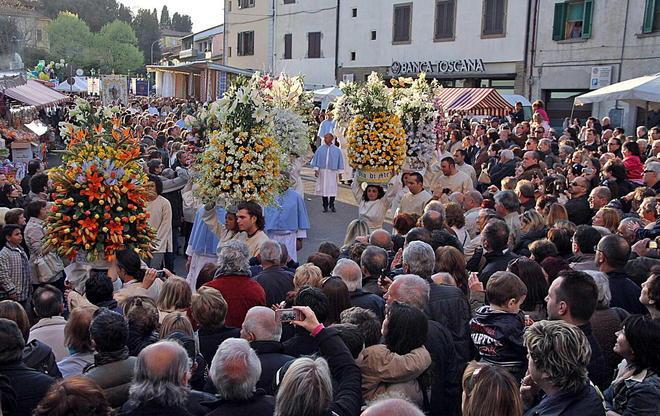 Il centro storico fiorisce con la Processione delle Paniere