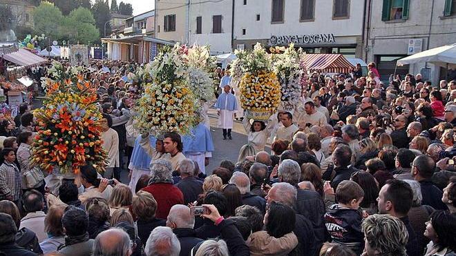Il centro storico fiorisce con la Processione delle Paniere