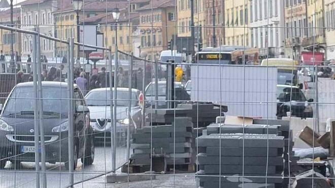 Lungarno Mediceo rifatto ed è già un flop