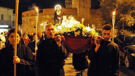 Tanti fedeli in processione