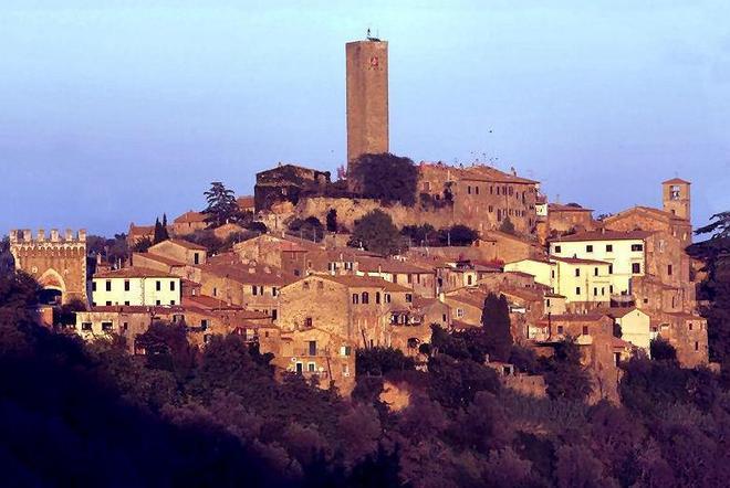 «Pereta sguazza nel degrado totale»
