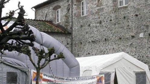 Oggi a Messa nelle tensostrutture