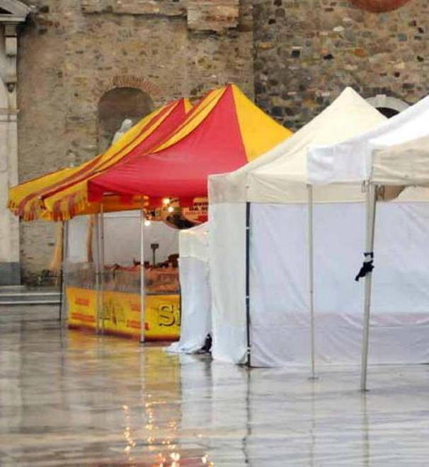 Il mercatino dei colori e dei sapori sfida la pioggia