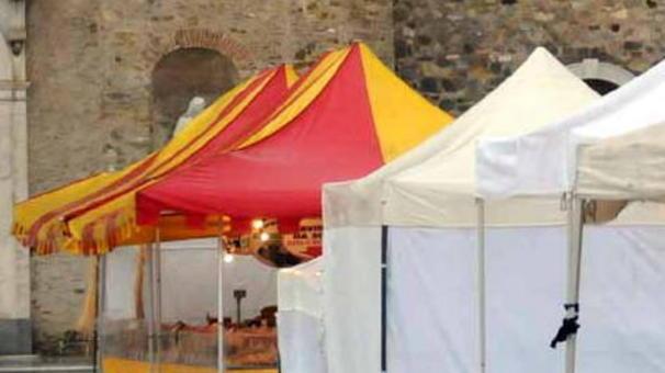 Il mercatino dei colori e dei sapori sfida la pioggia