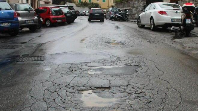 Ancora buche in via dei Cavalleggeri