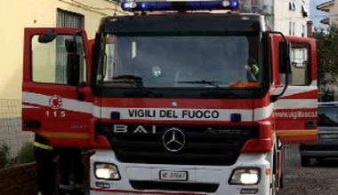 Incastrato nelle macerie in un vecchio capannone, soccorso anziano 