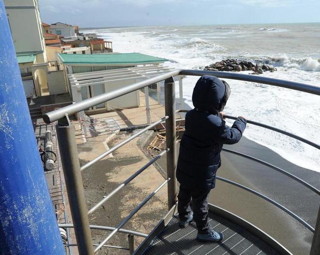 La mareggiata si mangia la spiaggia e danneggia i bagni 
