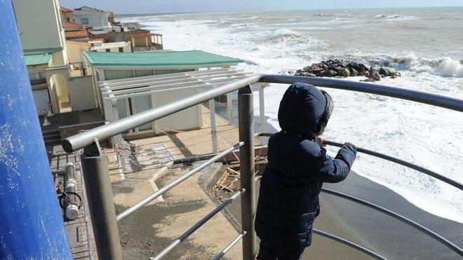 La mareggiata si mangia la spiaggia e danneggia i bagni