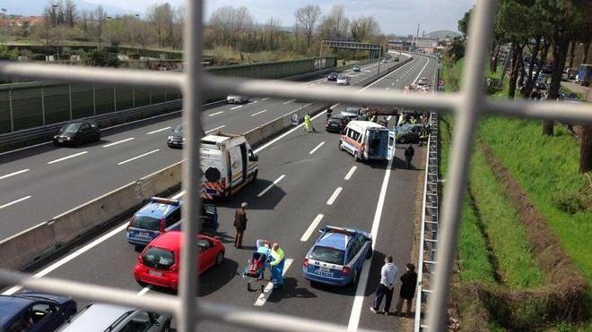 Carambola sull’autostrada A11: tre auto coinvolte, una persona incastrata nella vettura