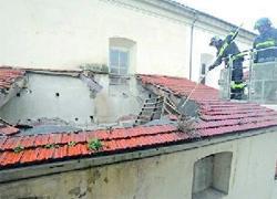Crolla il tetto della chiesa 