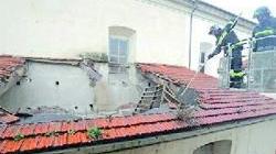 Crolla il tetto della chiesa