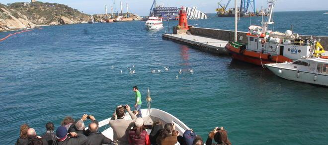 Scatti al relitto, al Giglio è turismo mordi e fuggi 