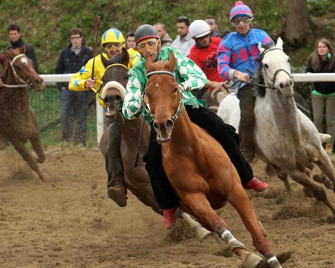 Paura per una caduta al Gp di Fucecchio: 2 fantini feriti, cavalli illesi 
