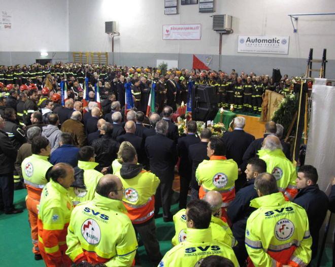 Folla ai funerali del vigile del fuoco morto a Lucca 