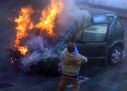 Auto in fiamme, catena umana di secchi d’acqua per domare l’incendio 