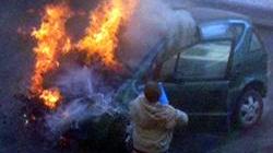 Auto in fiamme, catena umana di secchi d’acqua per domare l’incendio