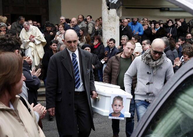 Una città in lacrime ha detto addio al piccolo Niccolò