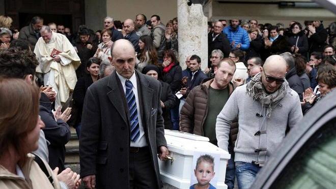 Una città in lacrime ha detto addio al piccolo Niccolò