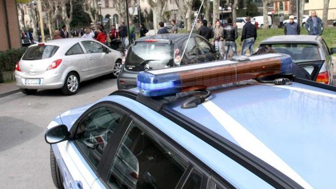 Picchia la figlia in pizzeria: arrestato