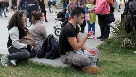 Picnic nelle aiuole della Passeggiata che non ha più le panchine