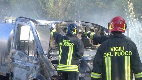 Altro rogo di notte: la pista è quella dei vandali