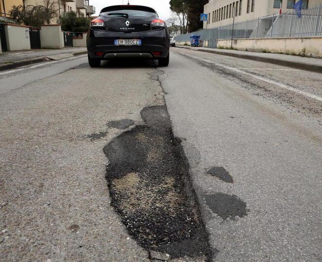 Stop al piano del Comune contro buche e pericoli 