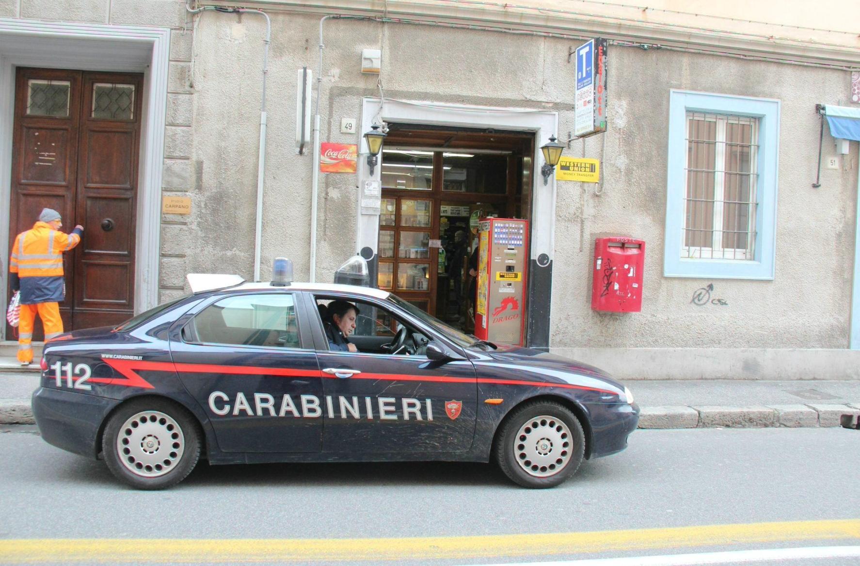 Rapina in tabaccheria, fallito il colpo in farmacia Minaccia i gestori con siringa e fugge in bici 