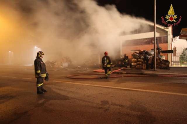 Incendio doloso distrugge un magazzino di stracci a Montemurlo 