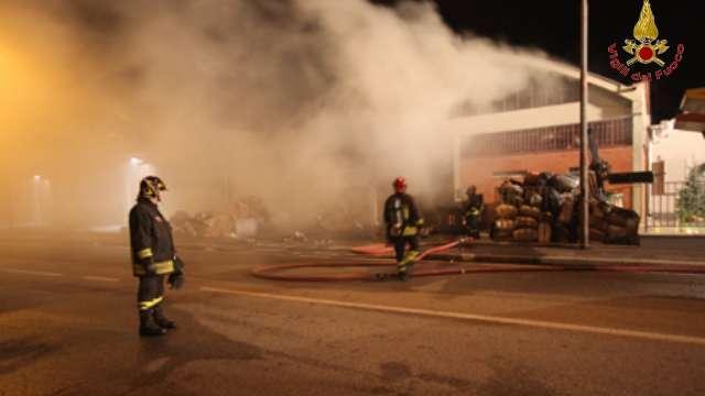 Incendio doloso distrugge un magazzino di stracci a Montemurlo