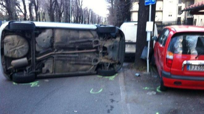 Auto si ribalta ed investe una donna alla fermata del bus