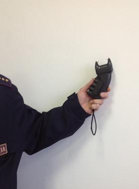 Ragazzo di 19 anni va in giro con uno storditore elettrico: denunciato 
