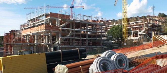 Centomila euro di multa, ma la palazzina resta 