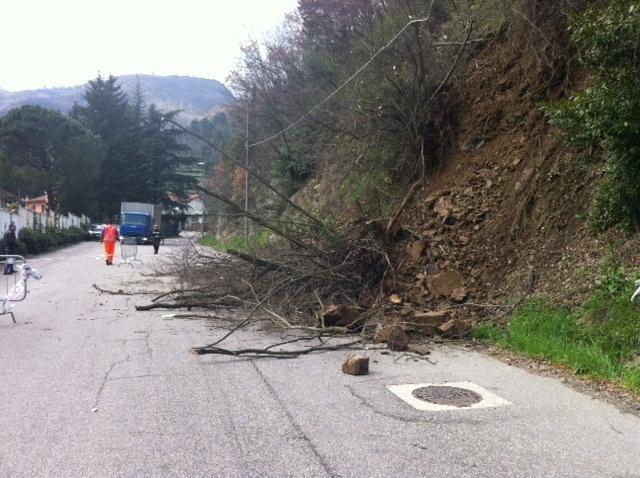 Nuova frana a Migliana, strada parzialmente bloccata 