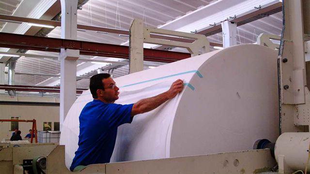 Industria ancora giù, ma tiene il cartario