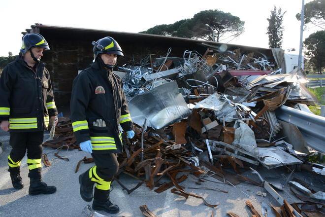 Camion si ribalta lungo la Sarzanese Valdera illeso il conducente, trasportava ferro 