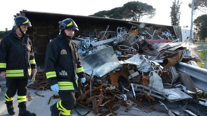 Camion si ribalta lungo la Sarzanese Valdera illeso il conducente, trasportava ferro