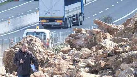 L'A11 minacciata da una frana, il traffico torna regolare